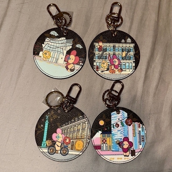 NWT Louis Vuitton 2022 Holiday Illustrate Tokyo Bag Charm & Key Holder // Blue - Picture 7 of 10